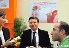 "Aurelio Pannitteri (al centro), titolare dell'omonima impresa che commercializza arance rosse e spremute di arancia a marchio "Rosaria"."
