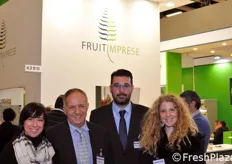 Foto di gruppo presso lo stand collettivo FruitImprese. In rappresentanza di Peviani Frutta: Cristina Voltolina, Massimo Pavan, Alberto Mazzagallo e Maria Federico.