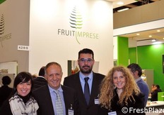 Foto di gruppo presso lo stand collettivo FruitImprese. In rappresentanza di Peviani Frutta: Cristina Voltolina, Massimo Pavan, Alberto Mazzagallo e Maria Federico.