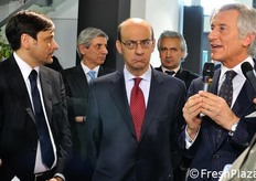 Michele Valensise, Ambasciatore d'Italia in Germania, (al centro), accompagnato in visita a Piazza Italia dall'assessore all'agricoltura della Regione Puglia Dario Stefano (a sinistra) e da Paolo Bruni (presidente CSO-Centro Servizi Ortofrutticoli e COGECA).