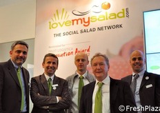 Foto di gruppo presso lo stand Rijk Zwaan. Da sinistra a destra: Alessandro Silvestrelli (Crop Specialist di Rijk Zwaan Italia), Paride Zamagna (Chain Manager e responsabile bio di Rijk Zwaan Italia), Samuele Barboni, Giuliano Belli (Crop Specialist) e Davide Recupero.