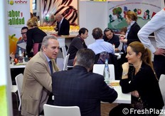 Marco Salvi (primo a sinistra) a colloquio presso il suo stand.