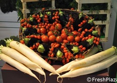 In questa e nelle foto seguenti: composizioni di ortaggi presso lo stand San Michele.