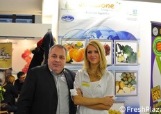 Il titolare dell'azienda pugliese Schiavone Group, Michele Schiavone, insieme a Lenka Brostikova (sales manager).