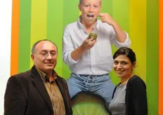 Giampaolo Dal Pane di Summerfruit srl, l'azienda che commercializza il kiwi Summerkiwi, insieme all'interprete Debora Giadone.
