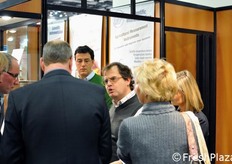 Enrico Turoni impegnato con alcuni clienti.