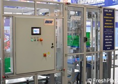 UNI_BOX, l'ultima nata in casa UNITEC, svolge egregiamente il compito di aprire le cassette a sponde abbattibili.