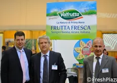 Insieme a Stefano Soli, Responsabile Marketing di Valfrutta Fresco, Marco Verzelli (a sinistra) e Davide Drei (a destra, entrambi Uff. commerciale)