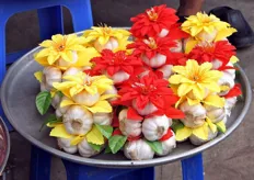 Trecce d'aglio decorate con fiori.