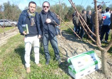 In occasione dell'incontro tecnico, del 2 marzo 2012, e' stato approfondito l'argomento dell'impollinazione coadiuvata dagli insetti pronubi collocati nel frutteto durante la fioritura. In foto (da sinistra) Licio Pallino e Nicola Truncellito, tecnici della Koppert Biological System.