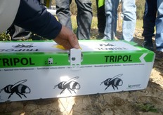 L'opzione BEEHOME (apertura di un solo foro come in foto) deve essere applicata qualora si dovesse decidere di trattare il frutteto. Questa opzione assicura l'apertura di ingresso nell'arnia, ma impedisce ai bombi di fuoriuscire. Dopo circa un'ora, sufficiente per consentire il rientro di tutti i bombi operai, l'alveare puo' essere chiuso completamente per poi procedere al trattamento.