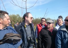 Per avere una buona impollinazione, afferma Nicola Truncellito della Koppert (secondo da sinistra), e' importante ben rapportare il numero di arnie alla superficie di frutteto. Solitamente sono consigliate 2-3 arnie/ettaro. Se la superficie del frutteto supera 4-5 ettari e' possibile scendere anche a una media di 1,5 arnie/ha, poiche' si sfrutterebbero le aree di lavoro di sovrapposizione.