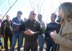 Momento di confronto con i produttori. Il Sig. Nicola Marino (in foto) parla dell'esperienza di gestione della chioma maturata sulle piante di albicocco coltivate nella propria azienda frutticola in agro di Tursi (MT).