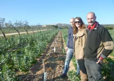 In foto Edwige Remy (vivai Escande) e i fratelli La Torrata, viticoltori e frutticoltori di Mottola in provincia di Taranto (in foto sullo sfondo).