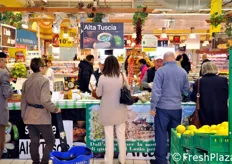 L'area allestita all'interno del punto vendita Carrefour, per la degustazione dei prodotti MA.DE.CO.
