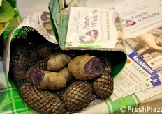 Le patate Vitelotte, naturalmente ricche di antociani che rendono la pasta di colore viola, costituiscono uno dei cavalli di battaglia dell'azienda.