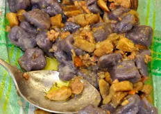 Una sfiziosa ricetta proposta in degustazione: gnocchi di patate viola con funghi e salsiccia.