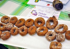 Ciambelline dolci realizzate a base di patata viola.