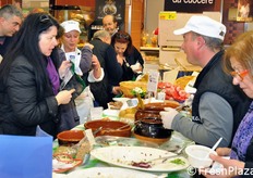 Molti i clineti del punto vendita che, nonostante gli impegni del fine settimana, si sono fermati a degustare, conversare, osservare e chiedere consigli e suggerimenti per la preparazione dei piatti.