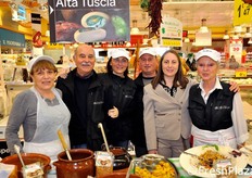 Un saluto ai lettori di FreshPlaza da tutti quanti! Da sinistra a destra: la Sig.ra Ilia, il titolare MA.DE.CO. Giuseppe Mazziantonio, la figlia Roberta, il Sig. Adriano, Rossella Gigli (FreshPlaza) e la contitolare MA.DE.CO.Giuliana Mazziantonio.