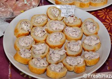 Stuzzichini di robiola e radicchio.