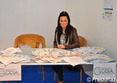 La Sig.ra Francesca presso lo stand della Clodia Assicura.