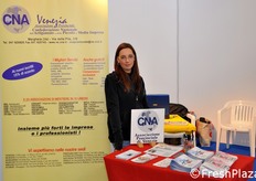 La Sig.ra Lorenza presso lo stand di C.N.A. Venezia Servizi, il cui direttore è Claudio Citran.