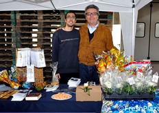 "Presenti anche gli stand dell'associazionismo. In foto: Antonio Giacono Perrelli e Alessio Boscolo Mela della Onlus "Gesu' confido in Te"."