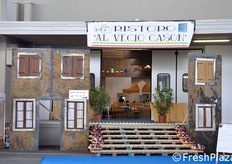 Padiglione dedicato a stand gastronomico e intrattenimento.