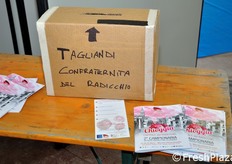 Urna per la raccolta delle iscrizioni alla Confraternita Internazionale del Radicchio di Chioggia.