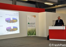 Luciano Trentini ha presentato i dati relativi a: produzioni orticole, trend di import/export, consumi domestici e andamento dei prezzi, penetrazione di mercato per le diverse colture, peso della GDO nelle vendite. Specifiche slides sono state dedicate al radicchio.