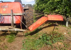 "La somministrazione degli erbicidi viene eseguita con speciali barre irroratrici costitute da tre segmenti che seguono il profilo del terreno "baulato". Le "campane" di protezione, montate sui dispositivi irroranti, limitano l'effetto deriva e i rischi di fitotossicita' causati dai diserbanti sulle piante di agrumi."