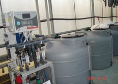 "Attraverso apporti localizzati, limitatati al solo volume della "baula", di acqua e fertilizzanti, e' possibile controllare e mantenere a livelli ottimali alcuni paramenti della "fertilita'" del suolo (pH, conducibilita', calcare attivo, contenuto in elementi nutritivi etc.). Questi risultati possono essere raggiunti con l'ausilio di un buon impianto di fertirrigazione (in foto)."