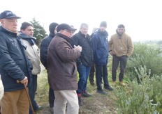 Momento della visita ai limoneti di Rocca Imperiale (CS). Il Dott. Gaetano Di Leo (in foto con occhiali), limonicoltore e membro del Consorzio di Valorizzazione del Limone, illustra ai presenti l'evoluzione della coltivazione di questo agrume nel territorio di Rocca Imperiale.
