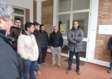 Il Dott. Saverio Filippelli (in foto, primo a destra), tecnico-divulgatore del Centro Sperimentale Dimostrativo dell'A.R.S.S.A. di Mirto Crosia (CS), dopo aver dato il benvenuto, ha illustrato ai visitatori le attivita' del Centro.