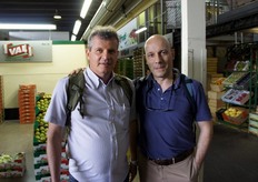Reduce da un recente viaggio in India, Mauro Stipa, Export Director di ILIP - fra le aziende leader in Europa nella produzione di imballaggi in plastica termoformata per ortofrutta e alimenti - ha inviato a FreshPlaza alcune fotografie scattate presso il mercato ortofrutticolo CEAGE di S. Paolo, in Brasile. Il manager si e' recato nella struttura mercatale insieme al rappresentante locale di ILIP, Carlos Ferraz dell'azienda INDUSTRADE. In foto: Carlos e Mauro.