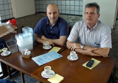 "Mauro racconta: "La caffetteria del mercato si presta molto bene come "uffico" improvvisato! Tra un ottimo caffa' brasiliano ed un pao de quejo (una specie di bigna' ripieno di formaggio) si presentano, ai potenziali clienti, i cestini Made in Italy, sempre piu' richiesti dalle imprese ortofrutticole brasiliane, anche per il mercato interno"."