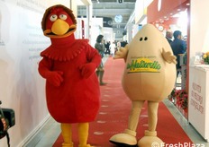 Simpatici personaggi a spasso tra gli stand per promuovere il consumo di prodotti per l'infanzia (in questo caso, le uova Le naturelle Kids da allevamenti bio).