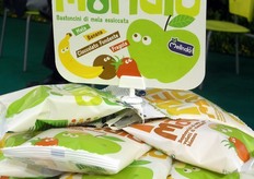 La Linea Melamangio e' composta da croccanti bastoncini di mela essiccata, prodotti senza aggiunta di zuccheri, grassi e conservanti.