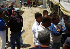 Ad ospitare l'evento di quest'anno e' stata l'Az. Agr. Piscopo in c.da Mignechi a Gela, in un'area particolarmente vocata alla produzione del pomodoro rosso a grappolo. Qui le condizioni pedoclimatiche si combinano all'elevata specializzazione dei produttori, ottenendo produzioni di qualita' eccelsa, capaci di affermarsi anche sui mercati piu' esigenti.