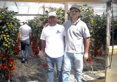 Da sinistra: il produttore Piscopo Rocco dove e' stata allestita la serra vetrina, insieme al responsabile Gautier per la Sicilia, Bruno Vacirca.