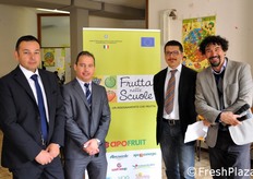 Da sinistra a destra: Gianluca Casadio e Mario Tamanti (rispettivamente marketing manager e direttore di Apofruit Italia), Massimo Brusaporci (direttore Alimos) e Daniele De Leo (conduttore della conferenza stampa, nonche' animatore delle attività ludiche rivolte agli alunni).
