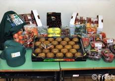 "Il progetto "Frutta nelle Scuole" prevede, in sostanza, una distribuzione gratuita di frutta e verdura fresca e rigorosamente di origine italiana, nelle scuole aderenti. Ampia la gamma di frutta e verdura coltivata dai produttori soci della cooperativa Apofruit Italia e distribuita nel corso dell'anno: arance, clementine, mandarini, kaki, mele, pere, nettarine, susine e carote pronte al consumo confezionate tal quale in sacchetti compostabili e albicocche, fragole, mele tagliate, pomodorino e uva da tavola porzionate in pratiche confezioni biodegradabili. In totale, 11 diverse varieta' di frutta, 2 di verdura e anche spremute di arance biologiche."