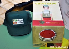 Inoltre, grazie al supporto di Alimos, sono state implementate specifiche misure di formazione e accompagnamento per insegnanti e studenti, alla scoperta della frutta e della sana e corretta alimentazione. Il kit Ortolando e' un piccolo e completo laboratorio di agronomia che Alimos ha ideato e inviato alle scuole.