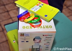 Tra i gadget distribuiti agli alunni, anche braccialetti colorati.