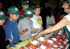 Il momento della distribuzione della frutta agli alunni.