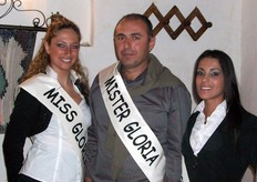 ...anche l'agente di zona insignito della fascia di Mister Gloria!