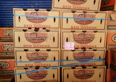 "Cipolle rosse "Italian Sweet" prodotte in California. "Pensare che 30 anni fa si esportavano a New York 50 container di Cipolla Rossa di Tropea e ora forse nemmeno uno...", osserva amaramente l'imprenditore che ha scattato questa foto."