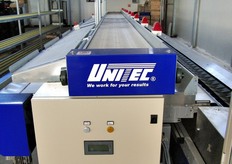 La gestione dei costi sta diventando una priorita' strategica per le imprese ortofrutticole. In quest'ottica, la cooperativa ha deciso di investire in innovazione tecnologica e automazione dei processi, implementando, nel 2009, una calibratrice elettronica UNI_VERS© di UNITEC, idonea per la selezione di diverse tipologie di prodotto: pomodori, zucchine, peperoni, melanzane.