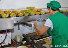 Confezionamento dei fiori di zucchina.